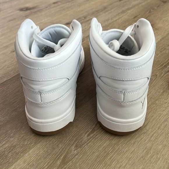 PUMA ~ Men’s 10.5 white with gold detail, Layup high tops, great condition! - Picture 4 of 13